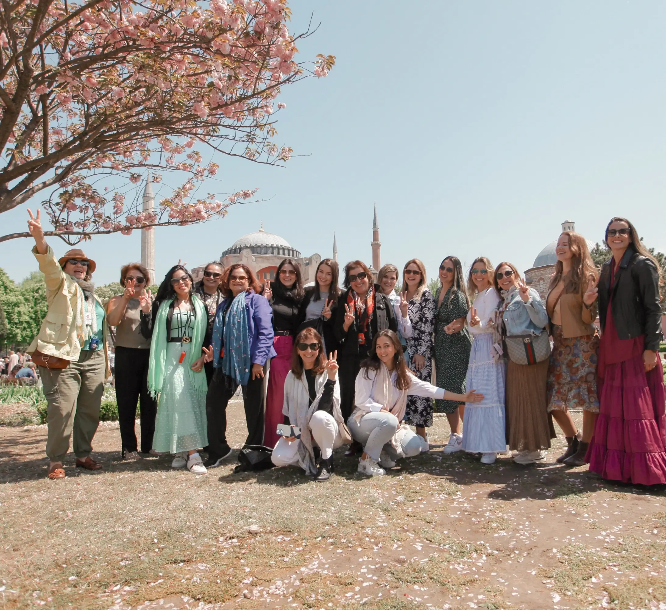Grupo de viajantes reunido diante da Santa Sofia em Istambul